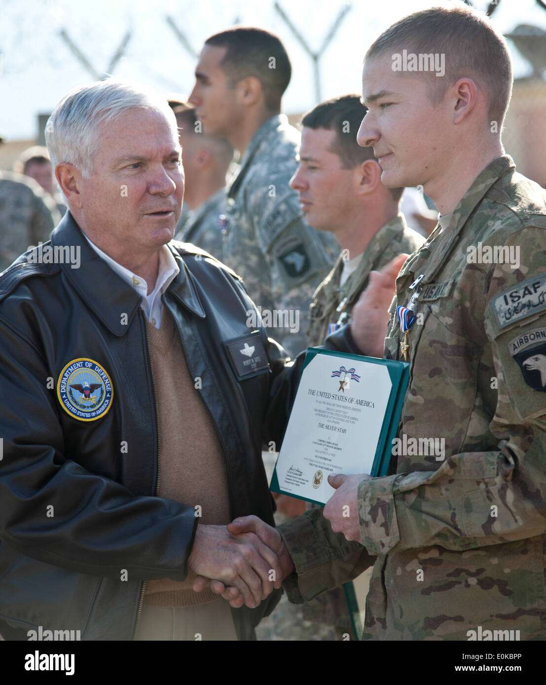 US-Armee CPL Josua Busch, 1. Bataillon, 327th Infanterie-Regiment, ist die Silver Star durch den Sekretär Defens-Medaille Stockfoto