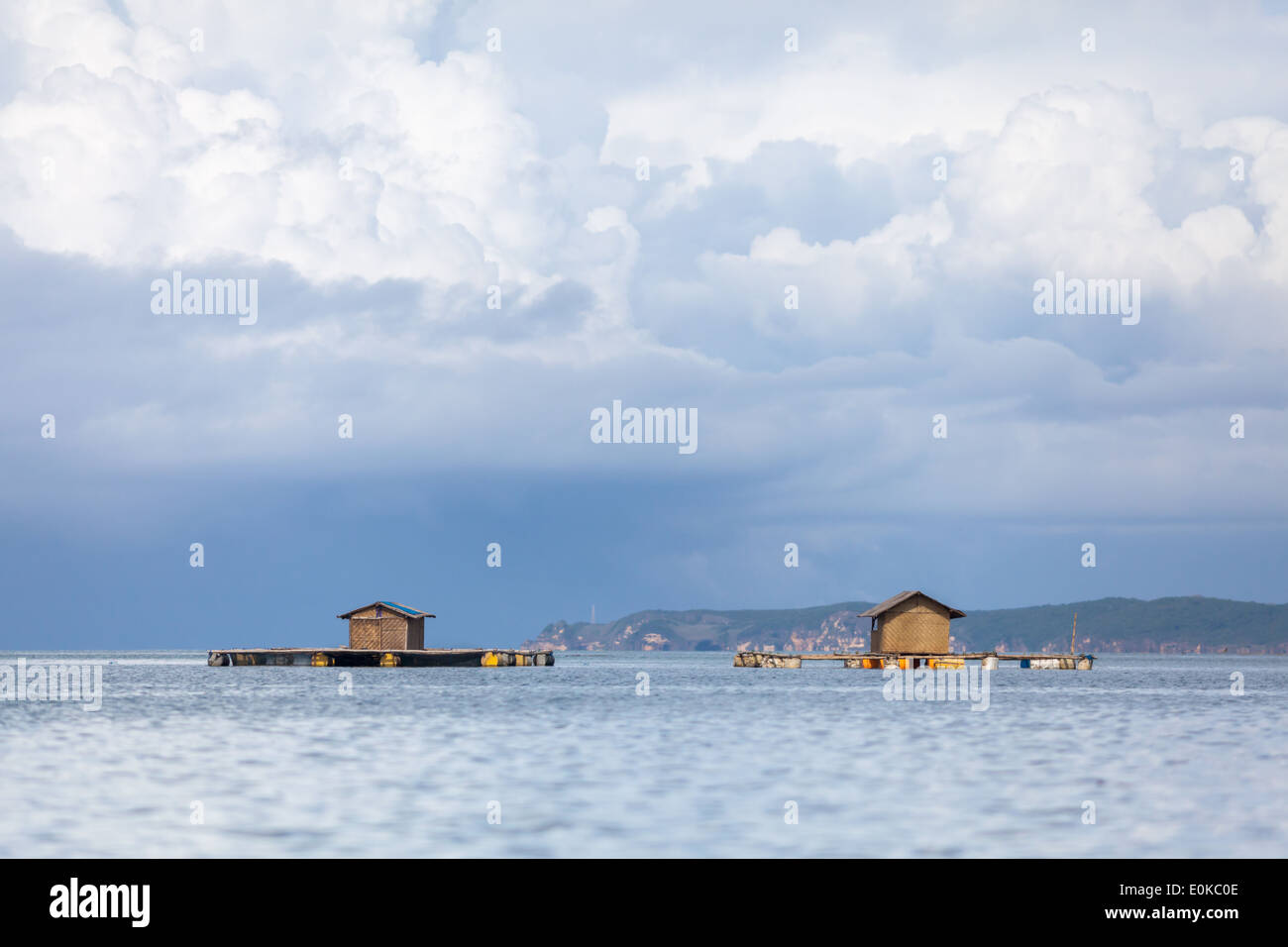 Schwimmenden Hütten Meeresfrüchte – Landschaft der Ekas Bucht, gesehen aus Region der Ekas, Lombok, Indonesien angebaut Stockfoto