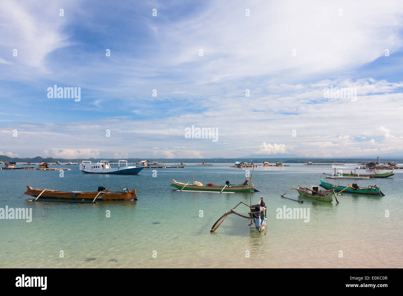 Boote und schwimmenden Hütten (verwendet, um Meeresfrüchte wachsen) – Landschaft der Ekas Bucht, gesehen aus Region der Ekas, Lombok, Indonesien Stockfoto