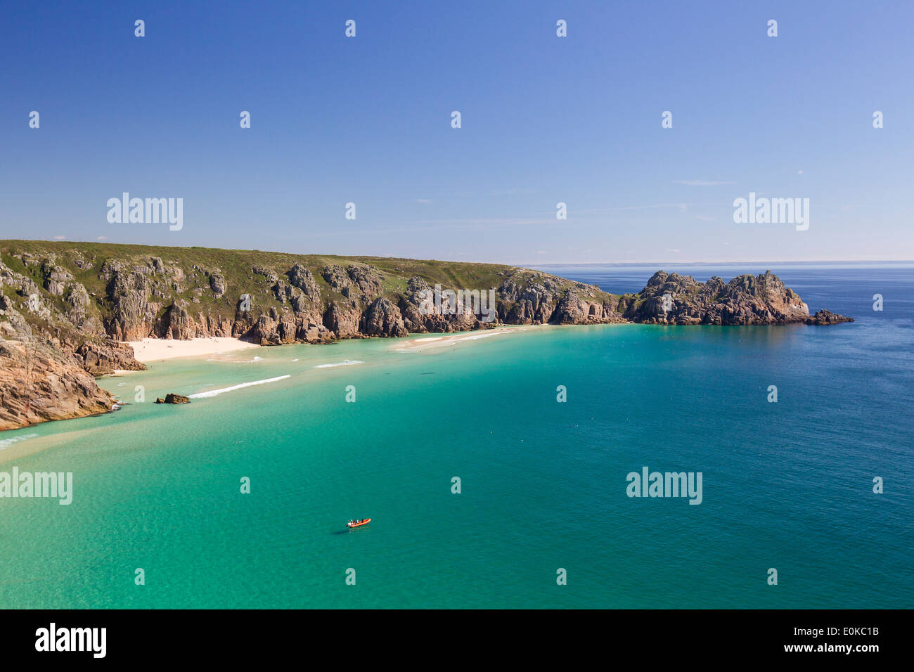 Treen Klippen von Porthcurno, Logan Roack, West Cornwall, UK Stockfoto