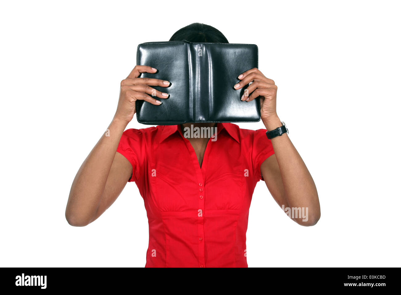 Frau verbirgt ihr Gesicht hinter einem Leder gebundenes Buch Stockfoto