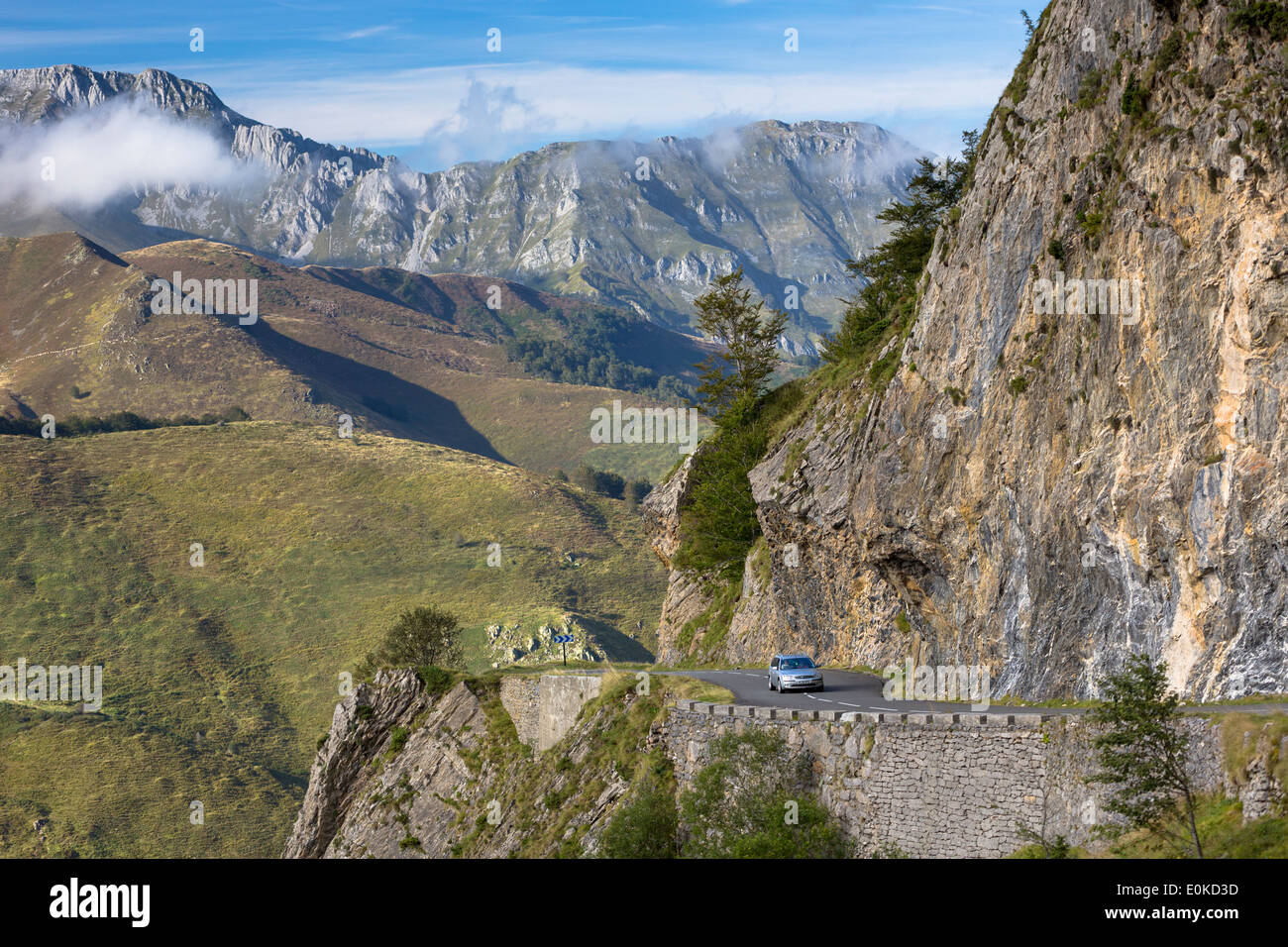 Autofahrer, die Touren mit dem Auto auf leere Straße in den Pyrenäen im Parc National des Pyrenäen Okzident, Frankreich Stockfoto