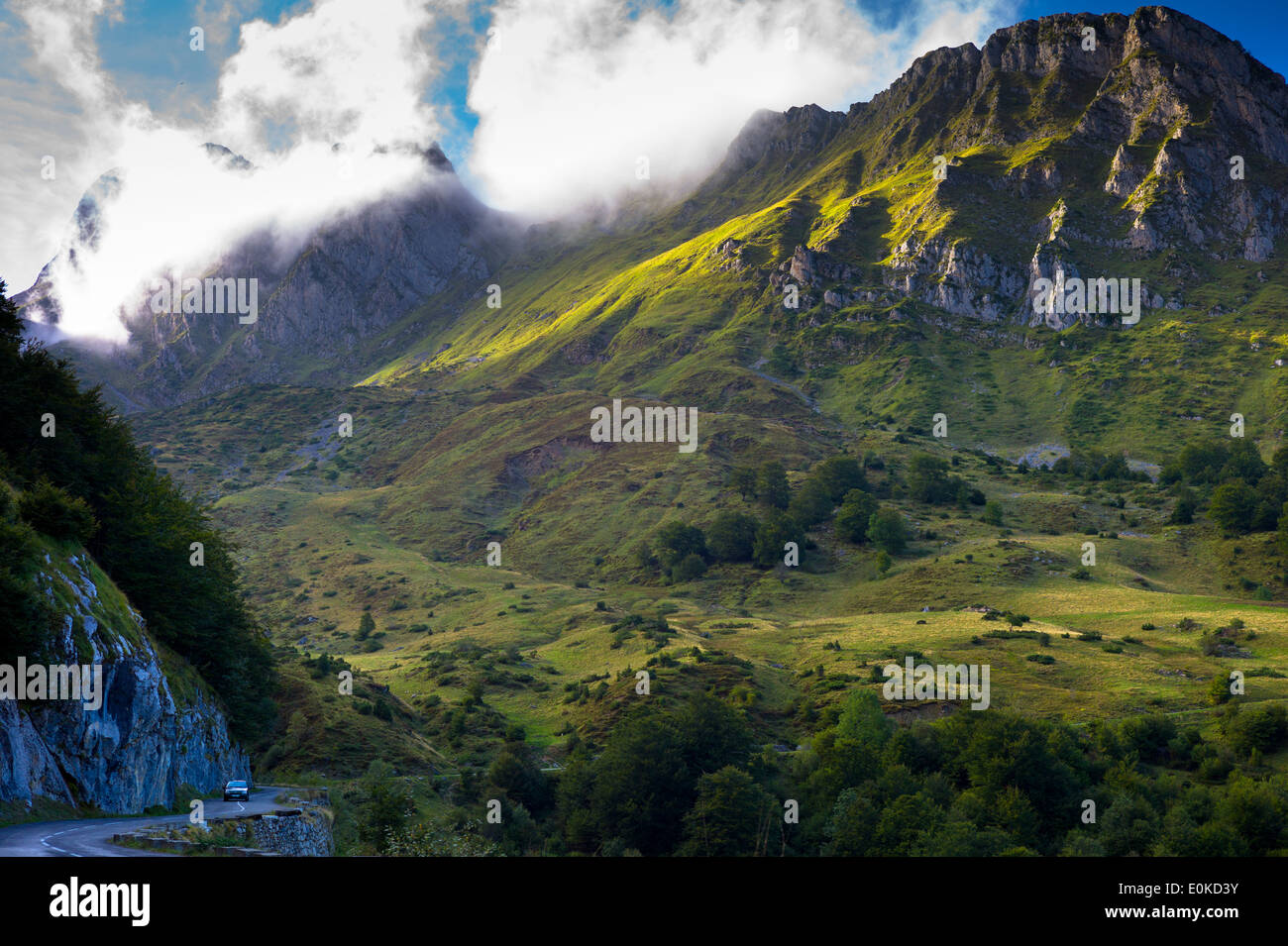 Autofahrer, die Touren mit dem Auto auf leere Straße in den Pyrenäen im Parc National des Pyrenäen Okzident, Frankreich Stockfoto