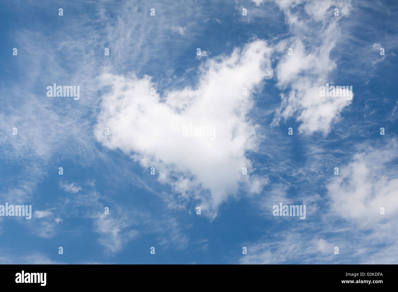 Weiße Wolken Herz Form authentisch Bildung Stockfoto