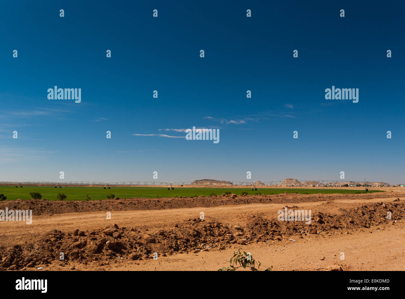 Wüste und große Sprinkler, Bewässerung von Feldern in der Nähe von Wadi Halfa, Nord-Sudan Stockfoto