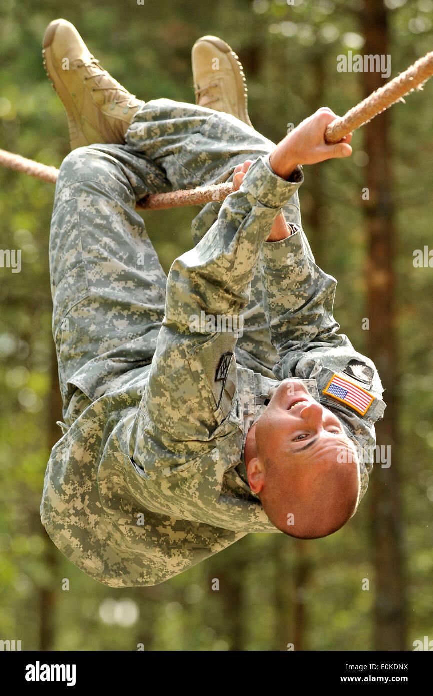 US Army Staff Sgt Devin Allred, 21. Theater Sustainment Command, geht über die Hängebrücke während der Hindernis-Parcours am Stockfoto