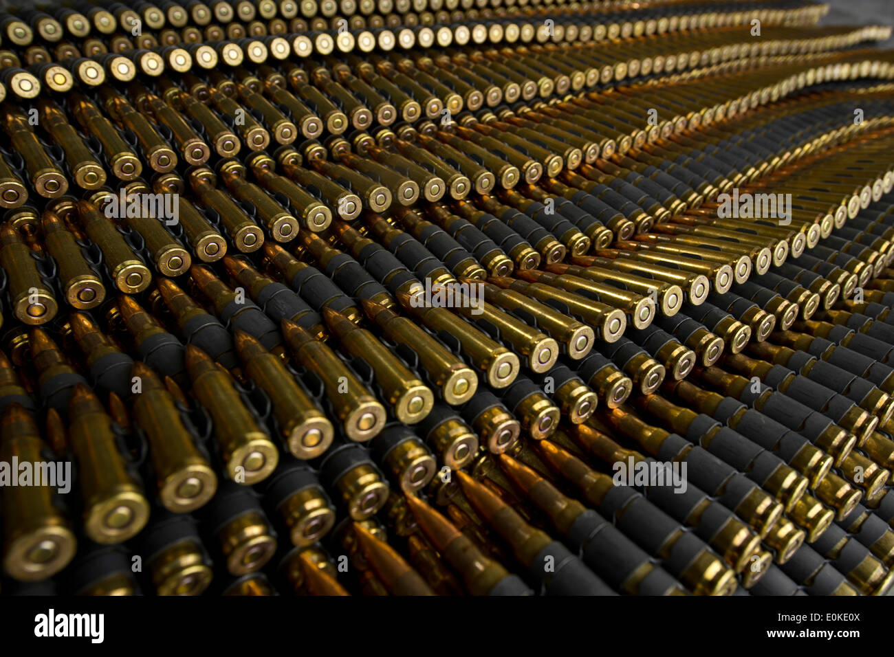 Gürtel von 7,62-mm-Munition ist vorbereitet und bereit, zu internationalen Wettbewerbern vor einem internationalen Machi verteilt werden Stockfoto