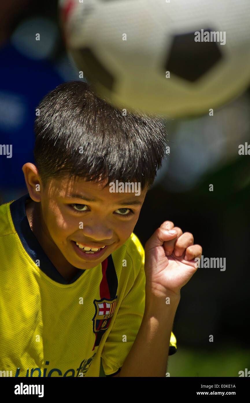 Andrie Margarse, 8, Sohn des philippinischen Armee Sgt. Nestor Margarse, der auch ein Verteidiger auf der philippinischen nationalen Fußball-Tee ist Stockfoto