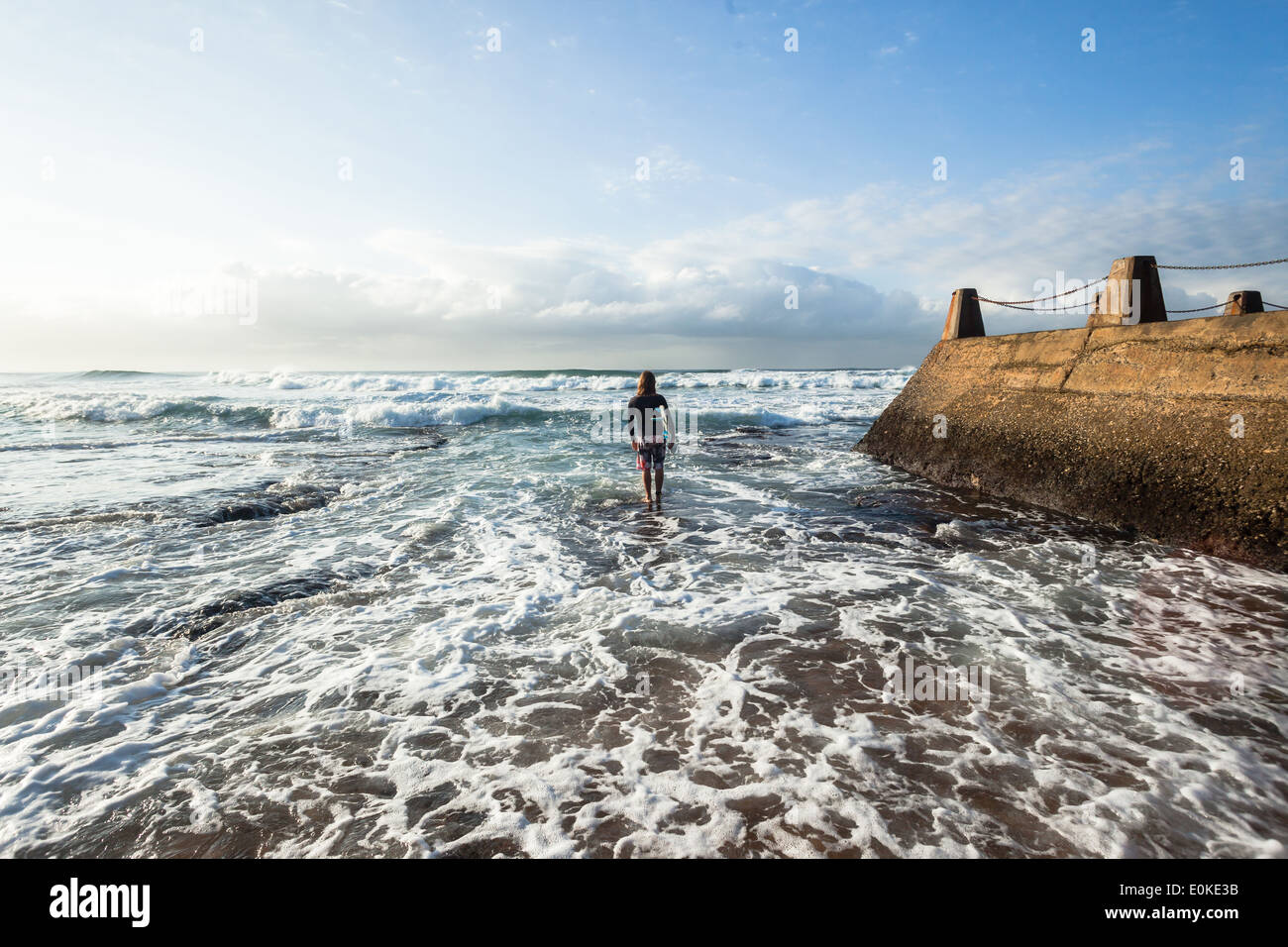 Surfen Surfer am Strand betreten zu Fuß in Richtung der Wellen des Ozeans nicht identifizierten Stockfoto