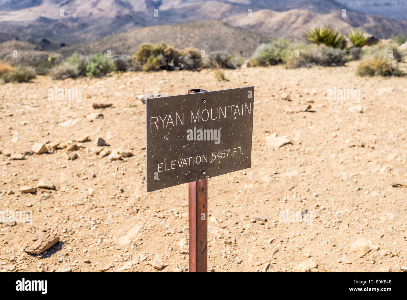 Ryan Mountain Höhe Zeichen auf dem Gipfel.  Joshua Tree Nationalpark, Kalifornien, USA. Stockfoto