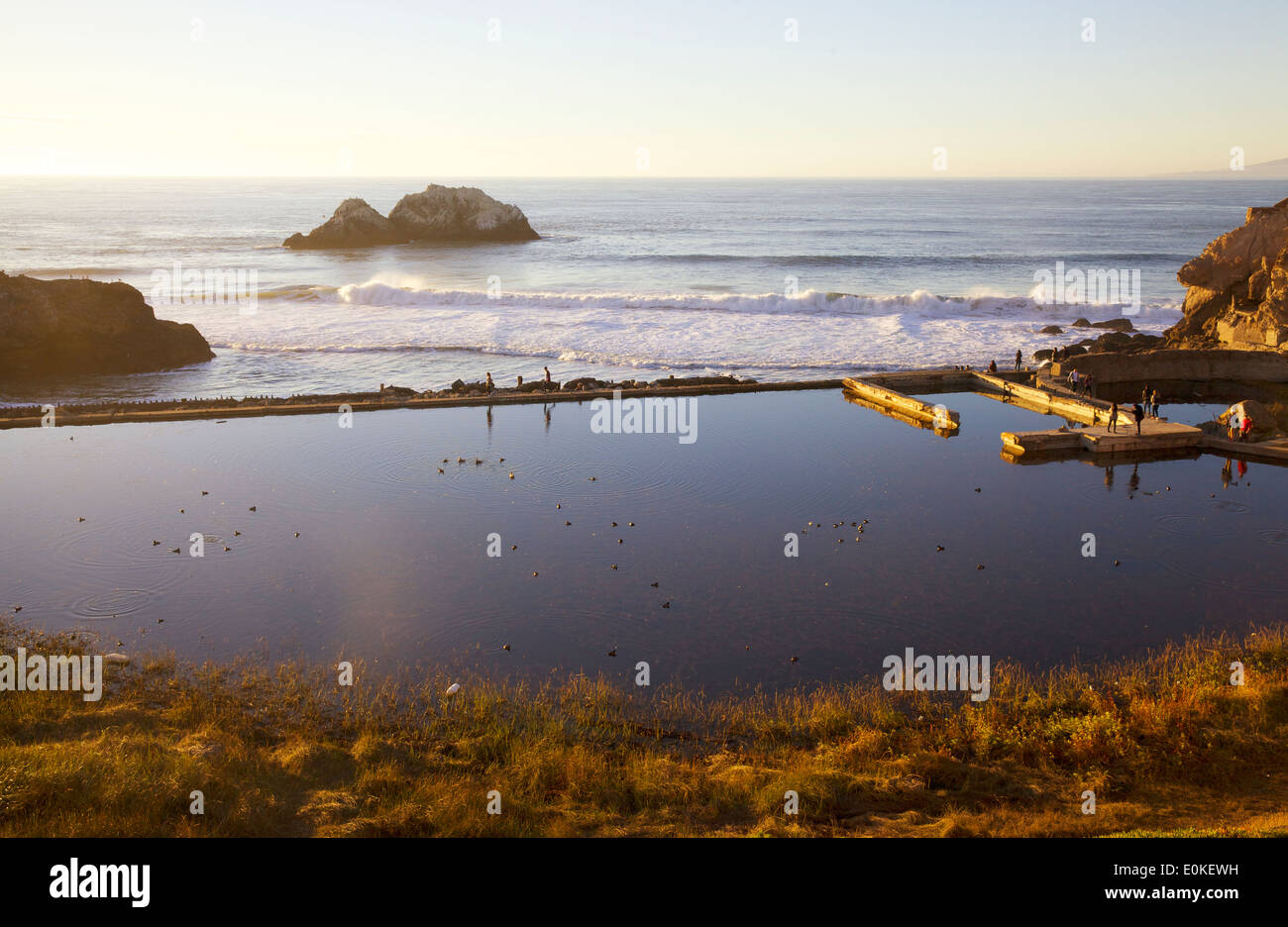 Menschen Fuß entlang dem Deich an der Sutro Badruinen bei Lands End in San Francisco, Kalifornien. Stockfoto