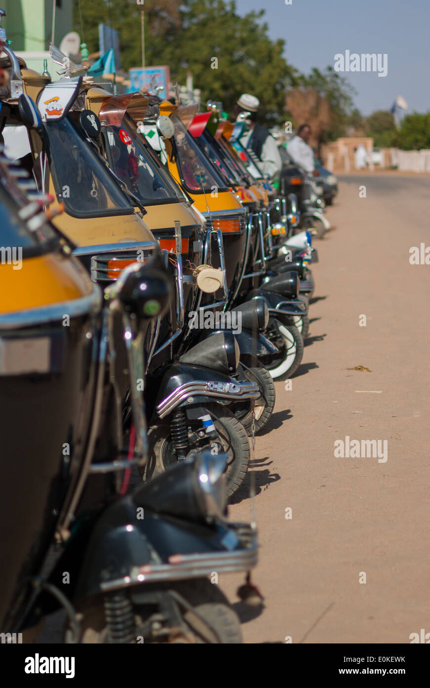 Auto-Rikschas (Tuk-Tuk) am Taxistand in Karima, Nord-Sudan Stockfoto