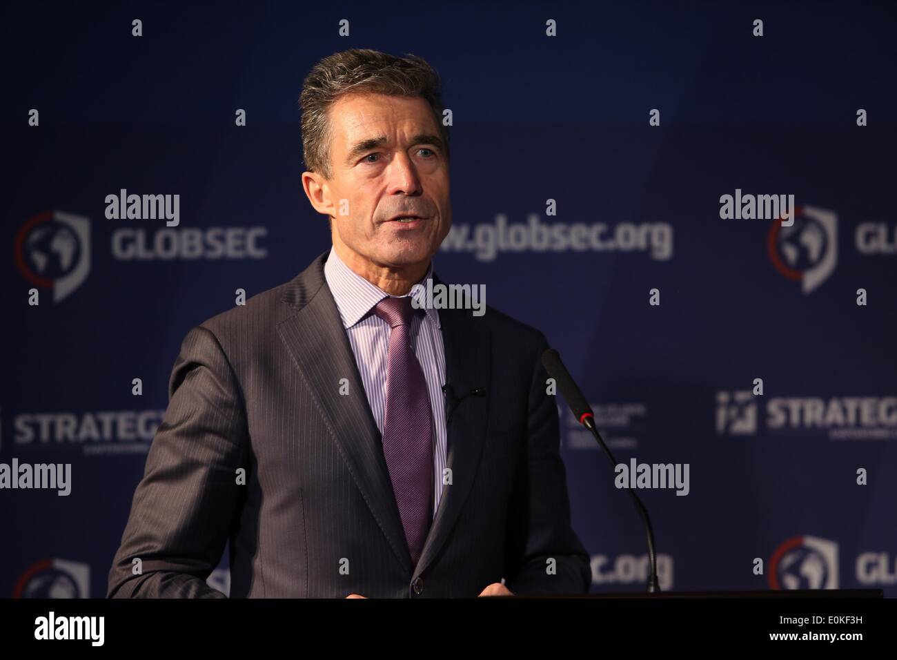 Bratislava, Slowakei. 15. Mai 2014. NATO-Generalsekretär Anders Fogh Rasmussen hält eine Rede während der dreitägigen Globsec 2014 Sicherheitskonferenz in Bratislava, Slowakei, am 15. Mai 2014. Der jährliche zentrale Europa Sicherheitskonferenz GLOBSEC 2014, besuchte von Ministerpräsidenten der vier Visegrad (V4) Länder, nämlich die Tschechische Republik, Ungarn, Polen, Slowakei, läuft von Mai 14 bis 16. Bildnachweis: GLOBSEC Bratislava Global Security Forum/Xinhua/Alamy Live-Nachrichten Stockfoto