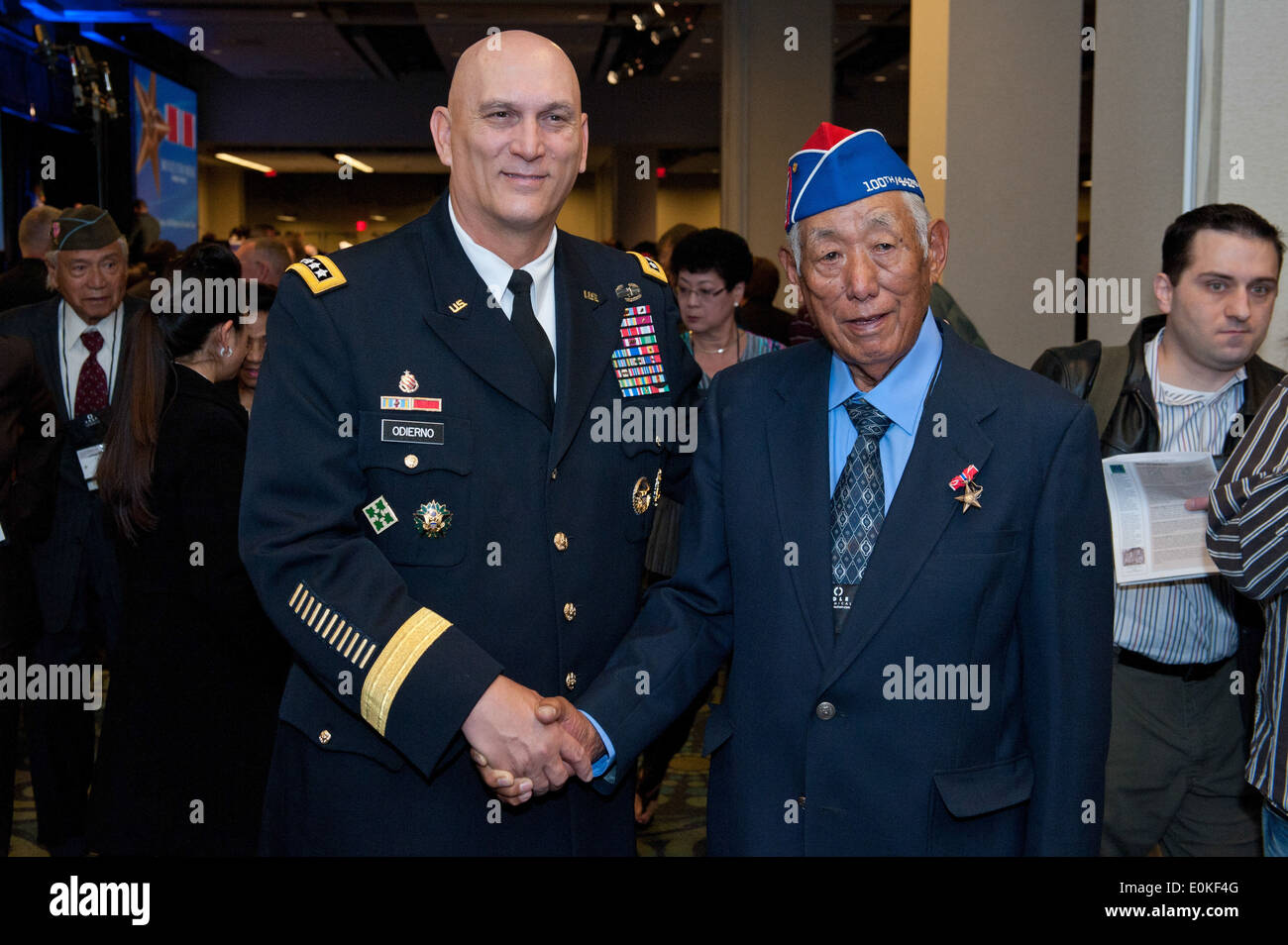 US Army Chief Of Staff General Raymond T. Odierno steht neben Nisei Veteranen des zweiten Weltkriegs Nisei Veteranen Programm nationalen Tierarzt Stockfoto
