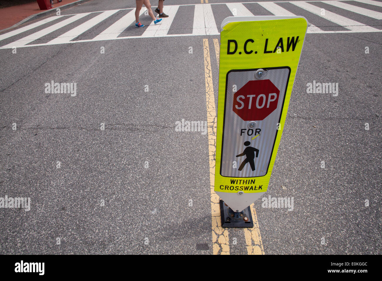 Stop für Fußgänger Schild an Straße - Washington, DC USA Stockfoto