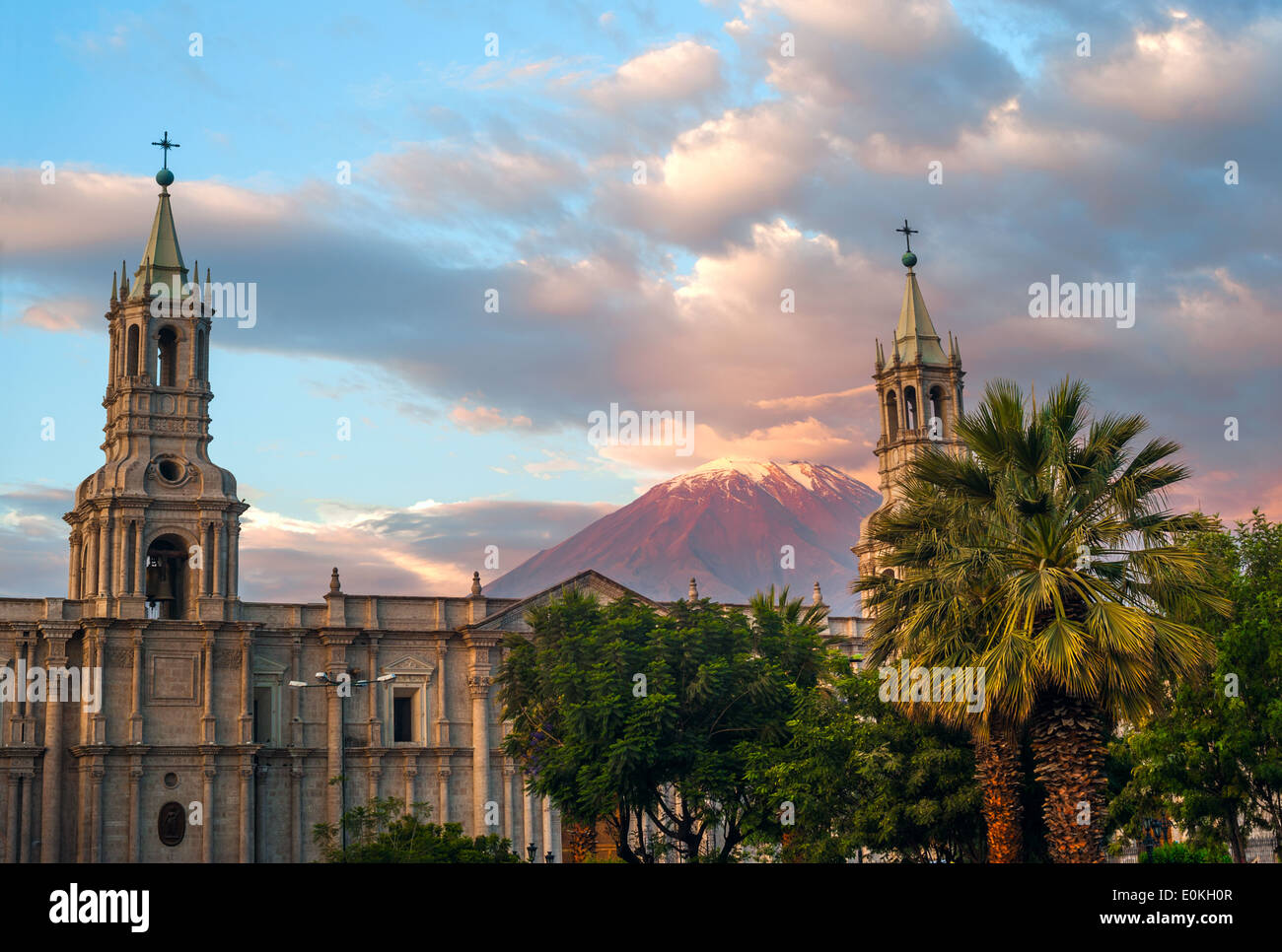Vulkan El Misti mit Blick auf die Stadt Arequipa im Süden Perus Stockfoto