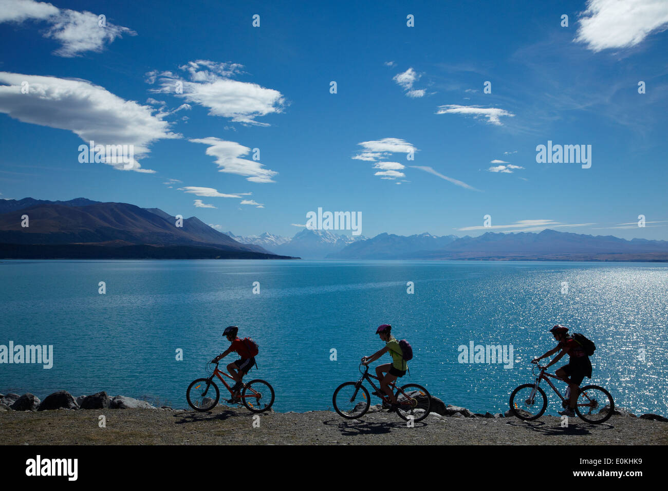 Radfahrer auf Alpen 2 Ozean Zyklus trail, Lake Pukaki und Aoraki / Mt Cook Mackenzie Country, Canterbury, Südinsel, Neuseeland Stockfoto