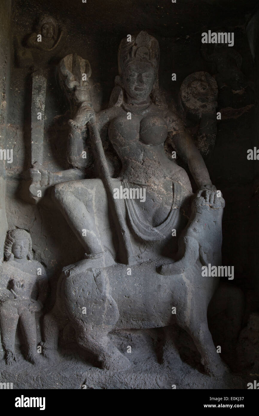 Schnitzen von Parvati und Nandi, den Stier bei Kailasa-Tempel Ellora. Stockfoto