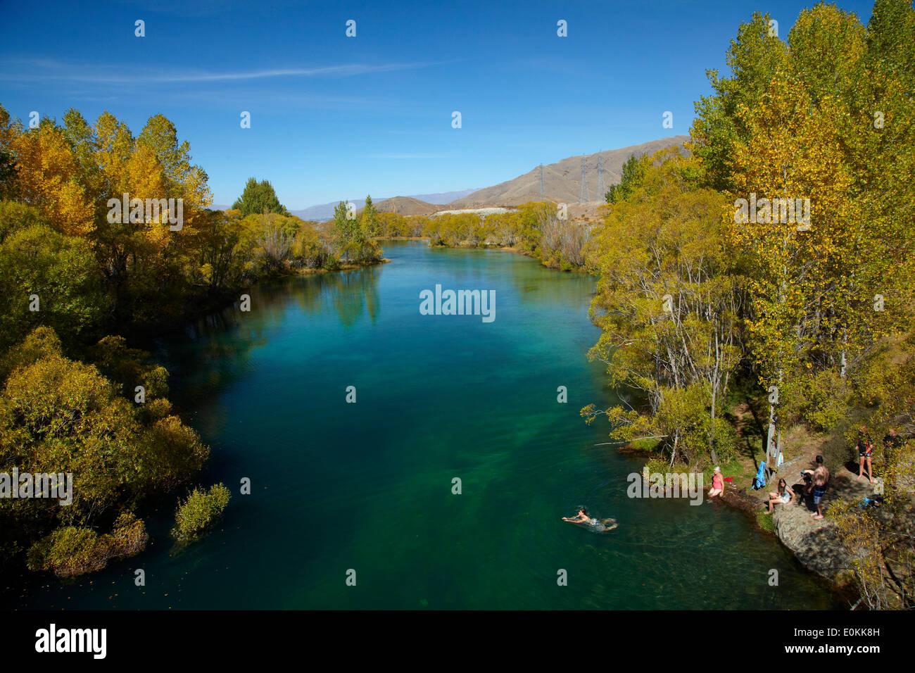 Schwimmer und Ohau Fluss im Herbst, in der Nähe von Twizel, Mackenzie Country, Südinsel, Neuseeland Stockfoto