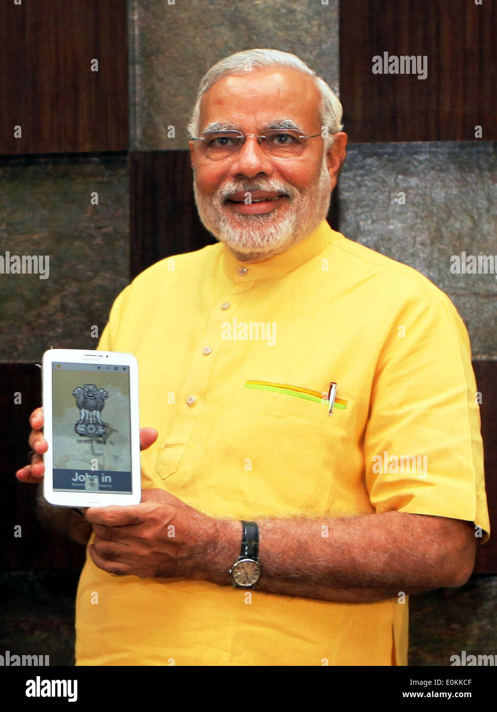 Gujarat, Indien. 15. Mai 2014. Indiens größte Oppositionspartei Bharatiya Janata Party (BJP) Präsidenten des Ministerrats Kandidat Narendra Modi startet die mobile Anwendung "JOBS IN" für Regierung Arbeitsplätze für die Einheimischen in Gandhinagar, Gujarat, Indien, am 15. Mai 2014. Bildnachweis: Stringer/Xinhua/Alamy Live-Nachrichten Stockfoto