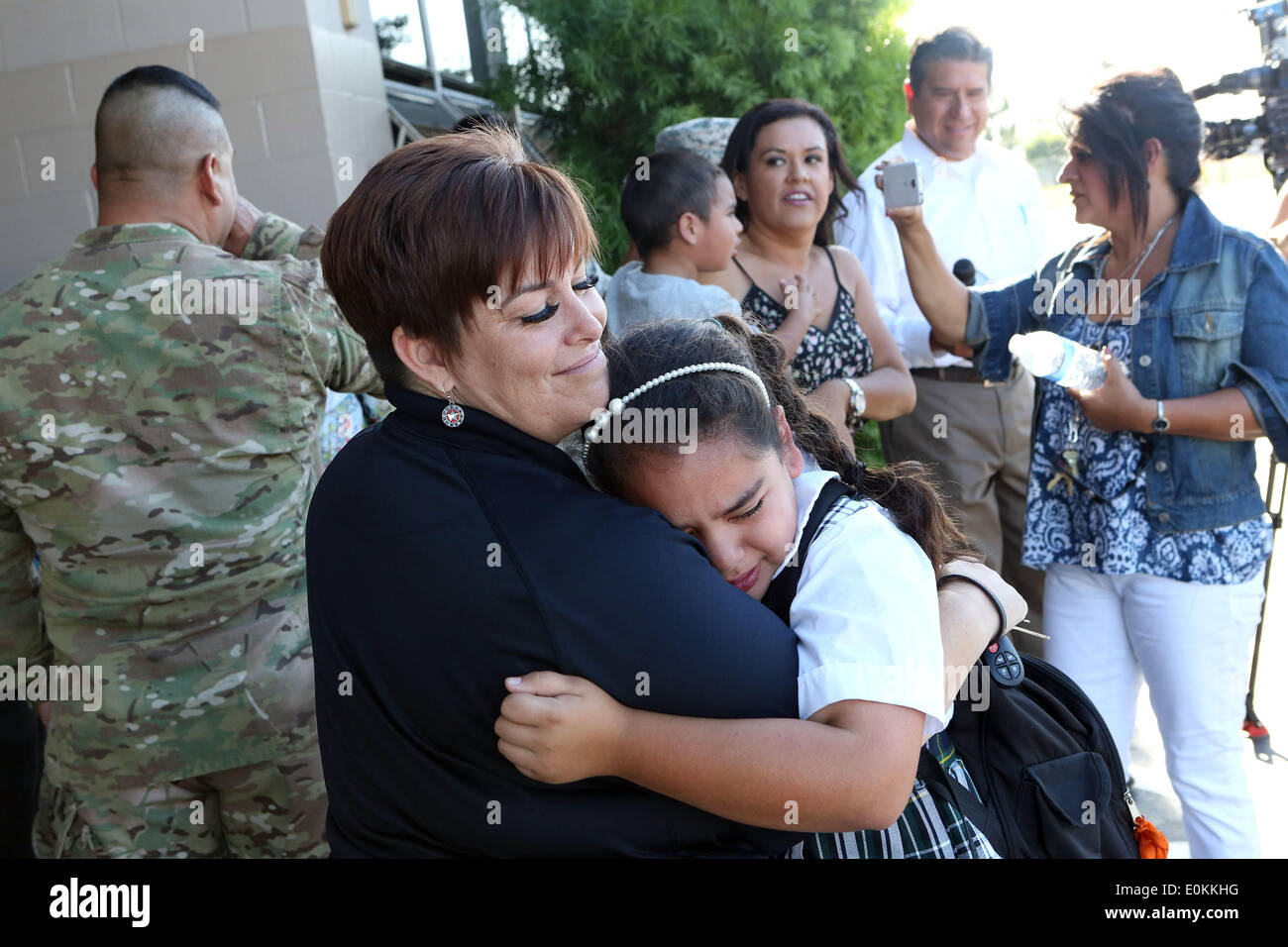 Los Alamitos, Kalifornien, USA. 14. Mai 2014. Acht-jährige Olivia Cesneros schreit mit Laura Herzog von der militärischen Non-Profit-"zu Ehren unserer Fallen", nachdem ihr Vater Julian aus Afghanistan zurück und sie in der Schule überraschte. Sgt. Julian Cesneros, ein Soldat mit der 349. Quartermaster Company in der 40. Infanterie-Division der kalifornischen Nationalgarde war hatte zwei Rücken an Rücken Bereitstellungen abgeschlossen und von seiner Familie für 11 Monate diesmal. Krista Kennell/ZUMAPRESS.com/Alamy © Live-Nachrichten Stockfoto