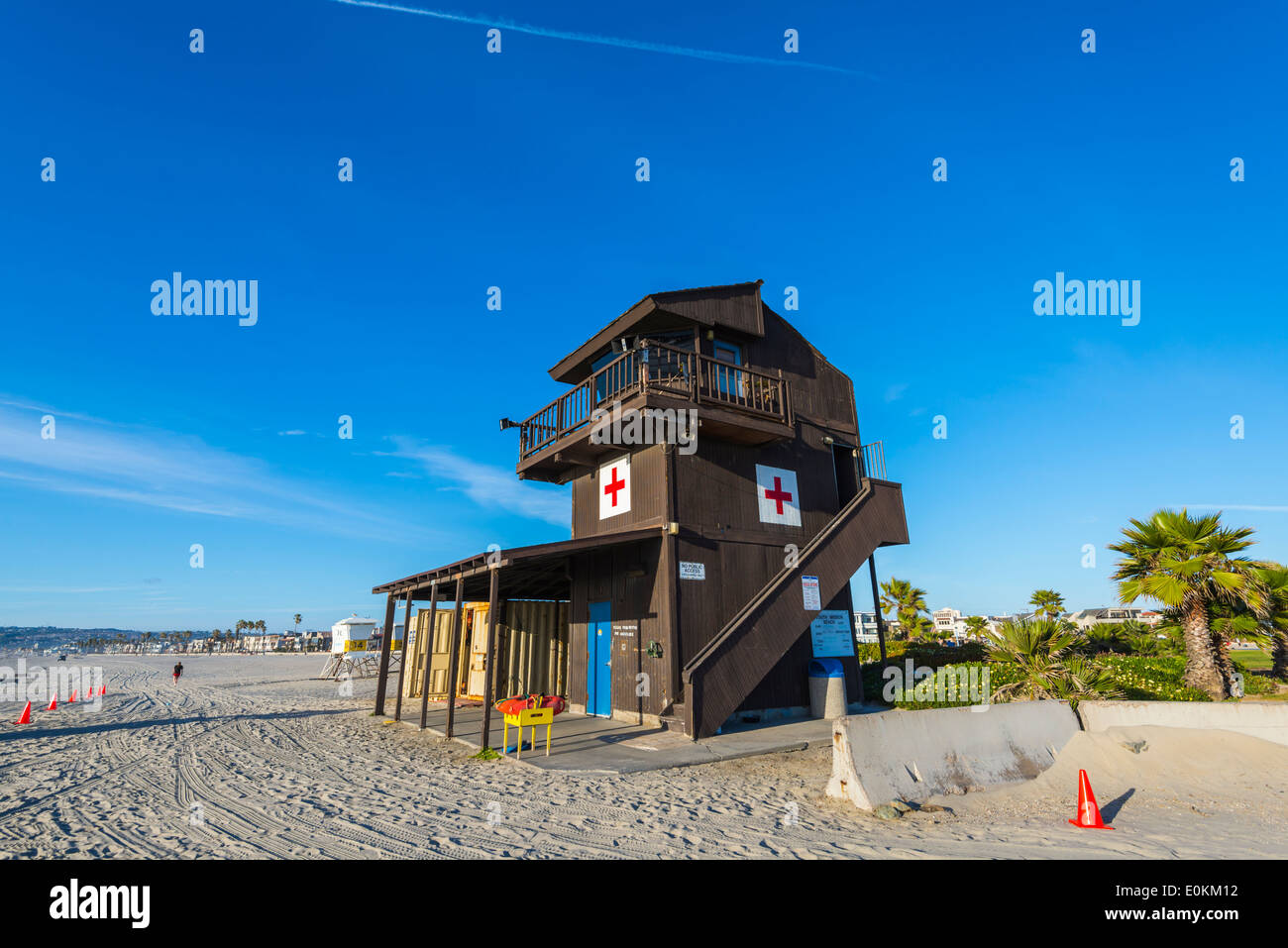 South Mission Beach Rettungsschwimmer Turm. San Diego, CA, USA. Dies ist der alte Turm, der durch eine neu gestaltete Struktur ersetzt wurde. Stockfoto