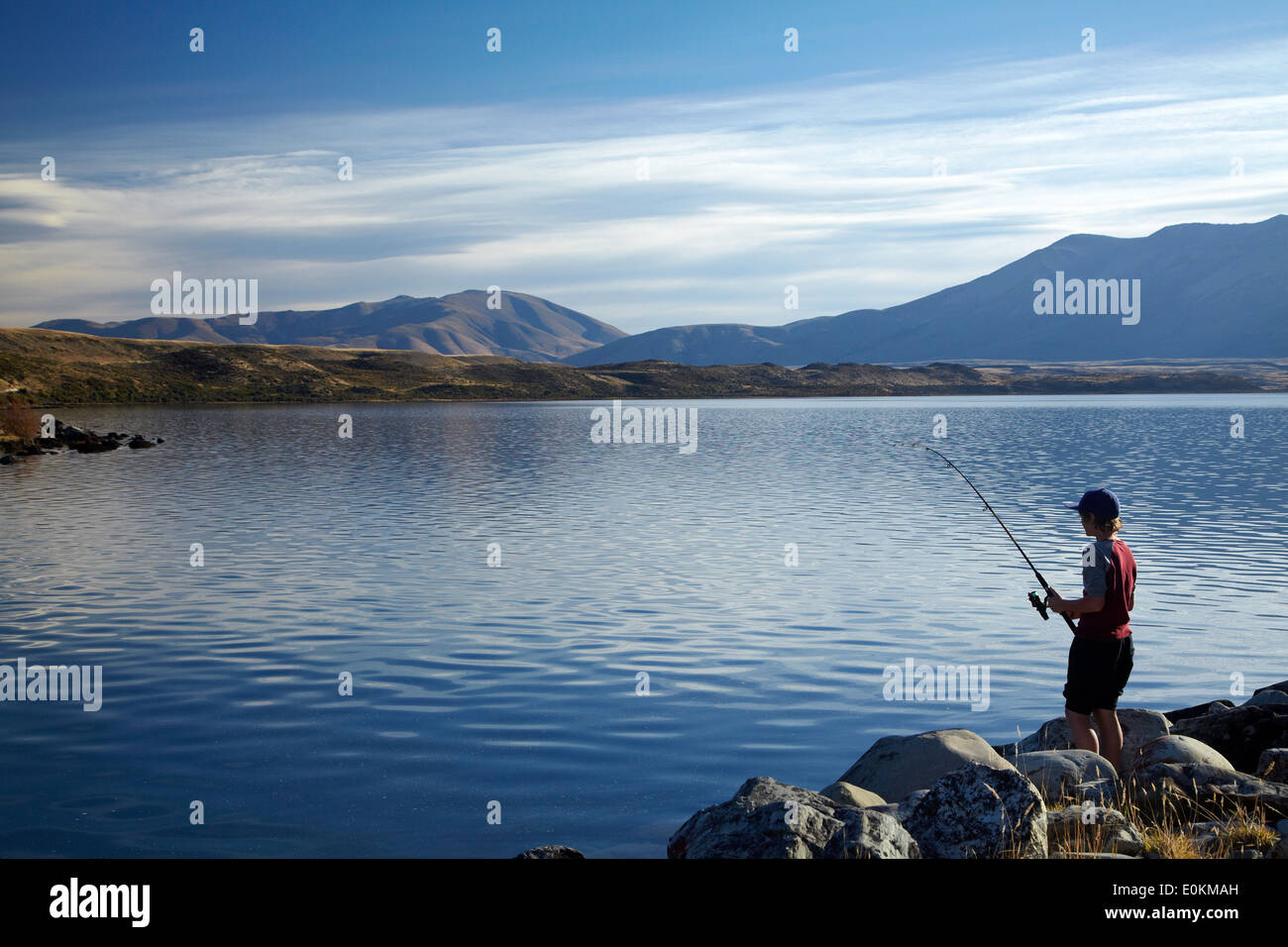 Junge, Fischen, Lake Ohau, Mackenzie Country, South Canterbury, Südinsel, Neuseeland Stockfoto