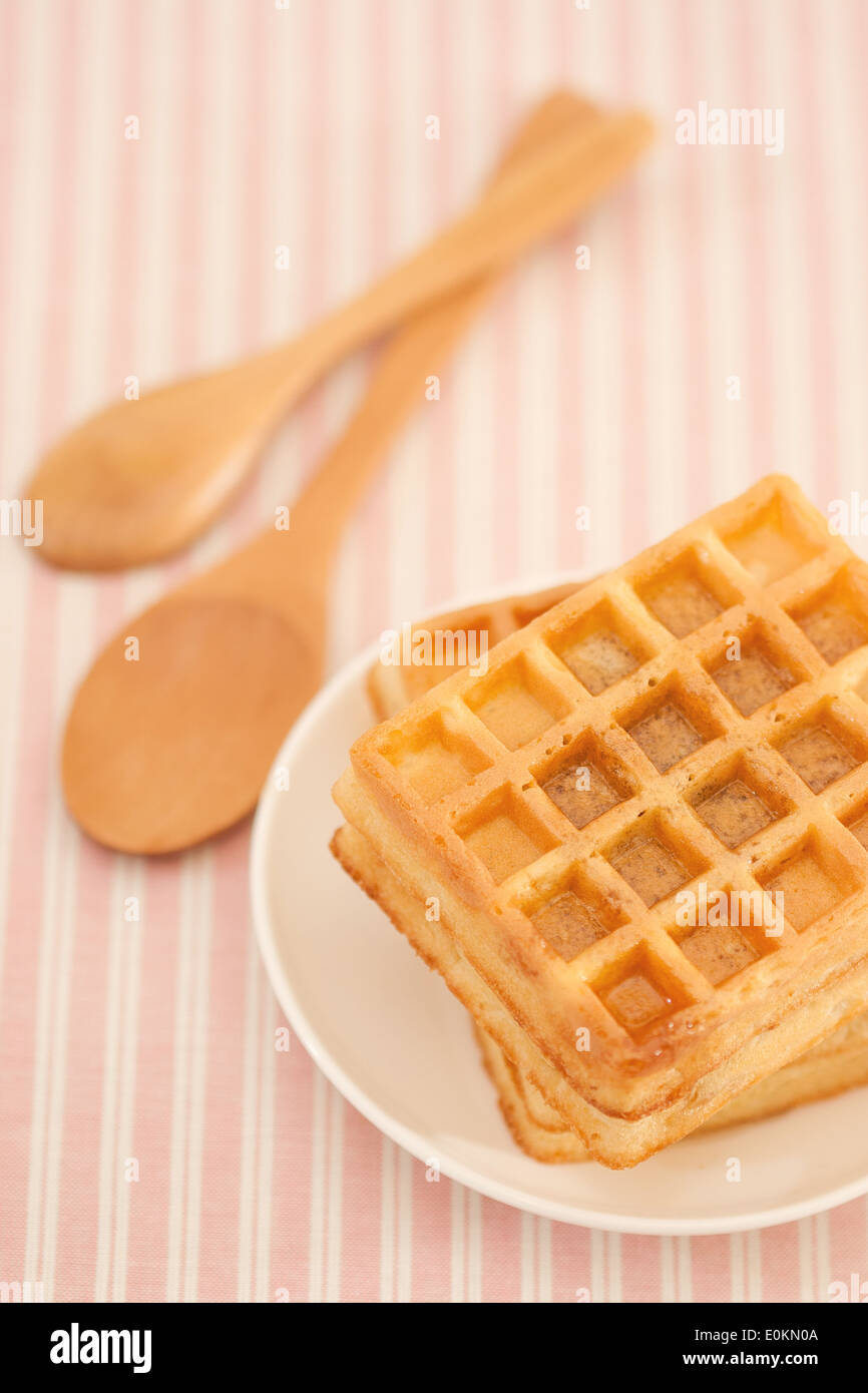 Süßen belgischen Waffeln auf einem Teller und zwei Löffel Stockfoto