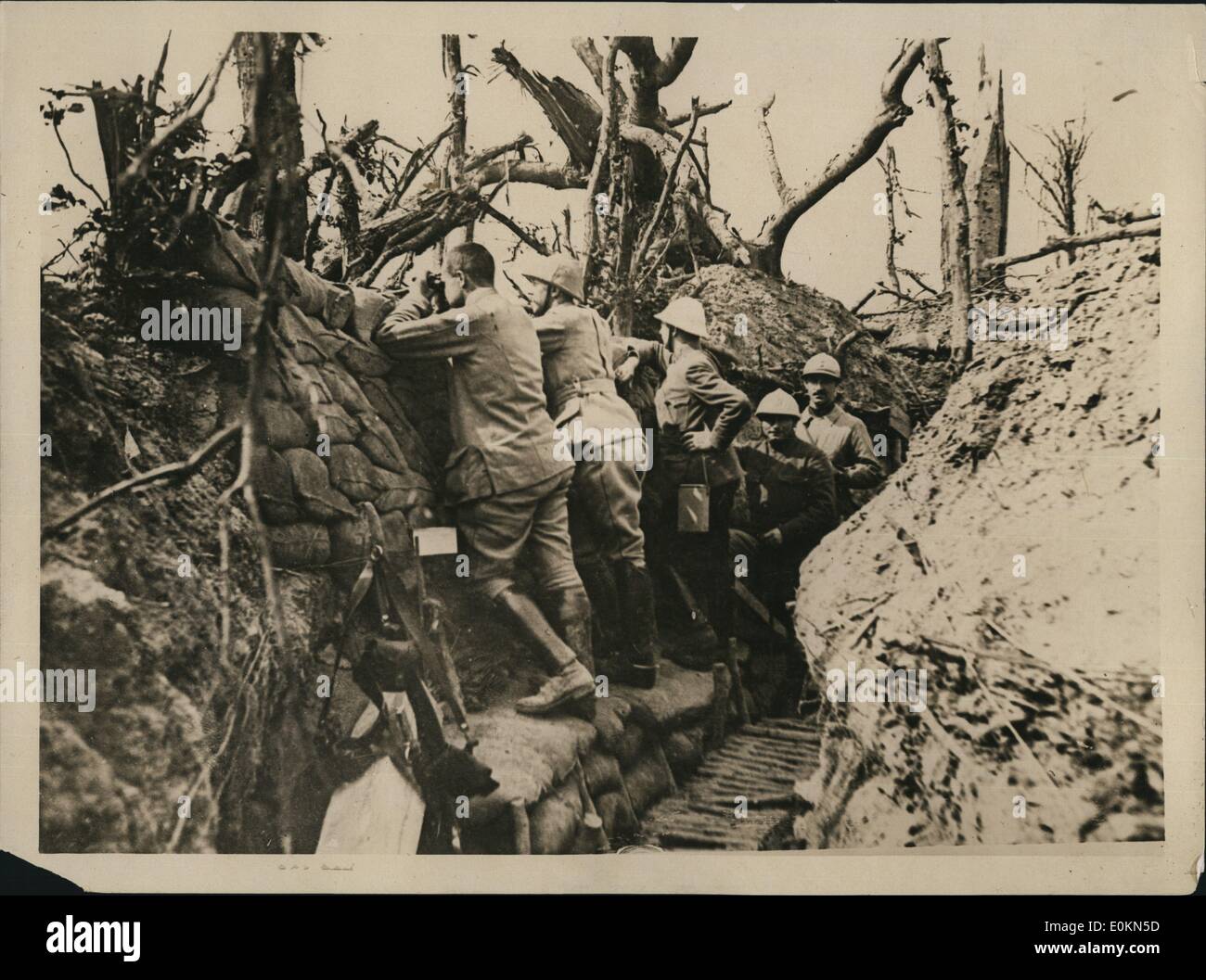 1. Januar 1915 - wie die französische Artillerie-Batterien vor Verdun verwüsten die Hun-Spalten: über den Schützengräben Suche feindliche Beobachtung erfolgt Tag und '' Illegible'' und die französische "Gunners" bei Verdun aus allen Beobachtung untersucht werden müssen. Die französische "Gunners" von Tag zu Tag erweisen sich die deutsche Führung ihre überwältigende Überlegenheit in ihrer besonderen. Dies und die begleitenden zwei Bilder zeigen, wie die Franzosen mit großem Erfolg arbeiten. Dieses Foto zeigt Beobachtung Balkon der Batterie. Diese bewaffneten einfach aussieht und Erde Ausbruch Stockfoto