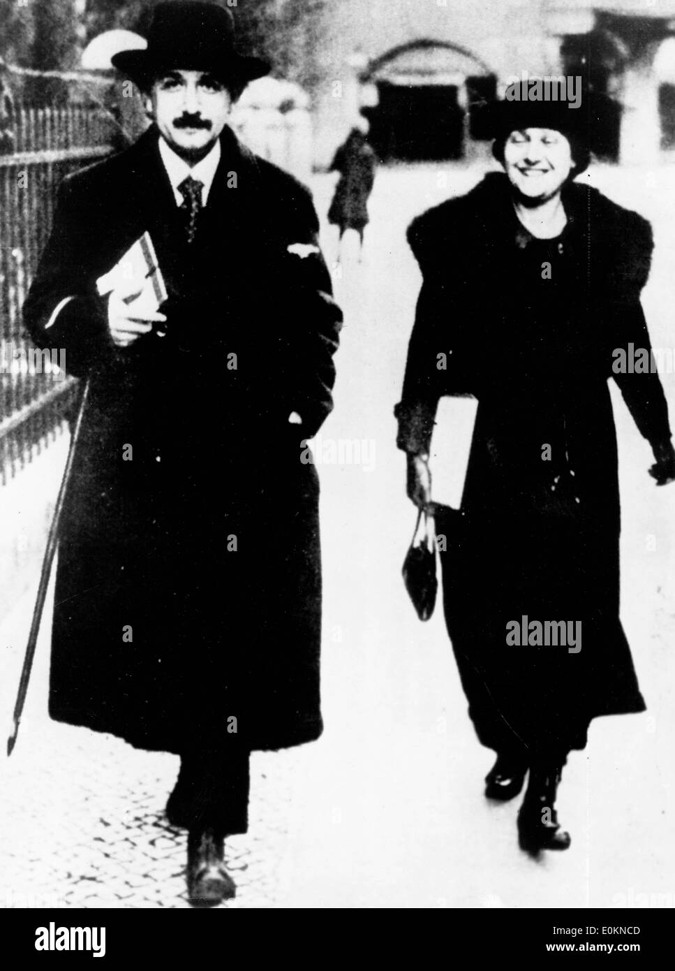 12. April 1928 - Paris, Frankreich - Professor ALBERT EINSTEIN mit seiner Frau und seiner Cousine ELSA. Albert Einstein Albert Einstein (14. März 1879 - 18. April 1955) war ein deutscher theoretischer Physiker, gilt als der größte Wissenschaftler des 20. Jahrhunderts. Er schlug die Theorie der Relativität und Beiträge zur Entwicklung der Quantenmechanik, statistische Mechanik und Kosmologie. Stockfoto