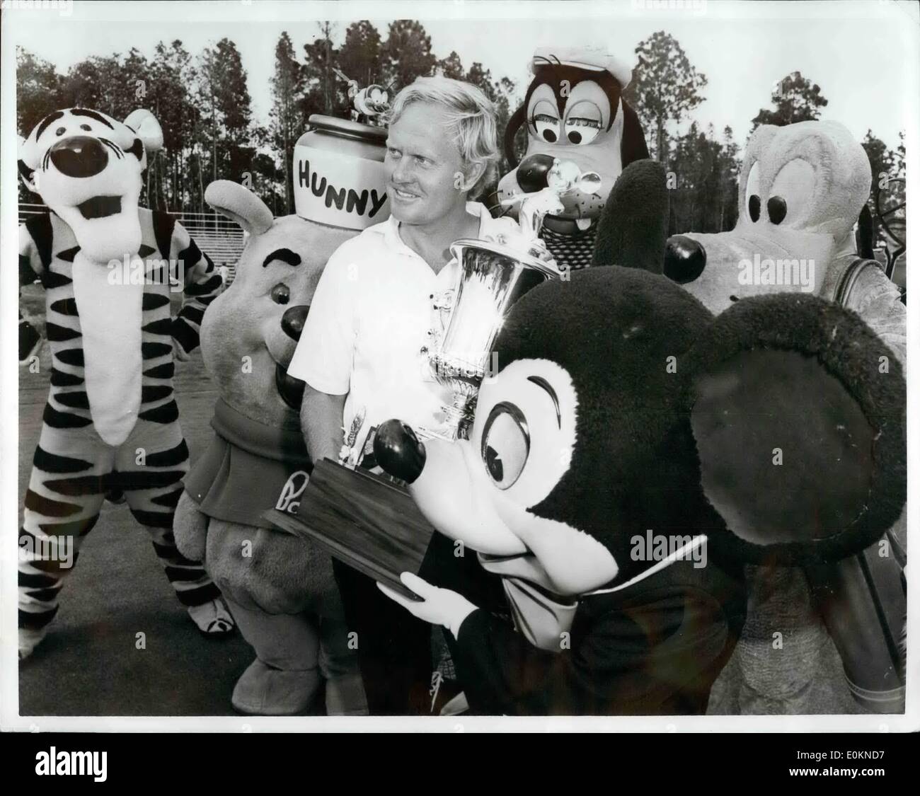 12. Dezember 1929 - ist FLORIDA FUN EVENTS--Jack Nicklaus, Gewinner des letztjährigen konstituierenden Walt Disney World Golf Championship, von berühmten Disney-Figuren umgeben, als er mit seiner Trophäe darstellt. November 29-Dec.3 auf der Handfläche und Magnolia Kurse auf dem Gelände des Königreichs Urlaub soll der 1972-Turnier Floridas viele unterhaltsame Veranstaltungen im Dezember. Stockfoto
