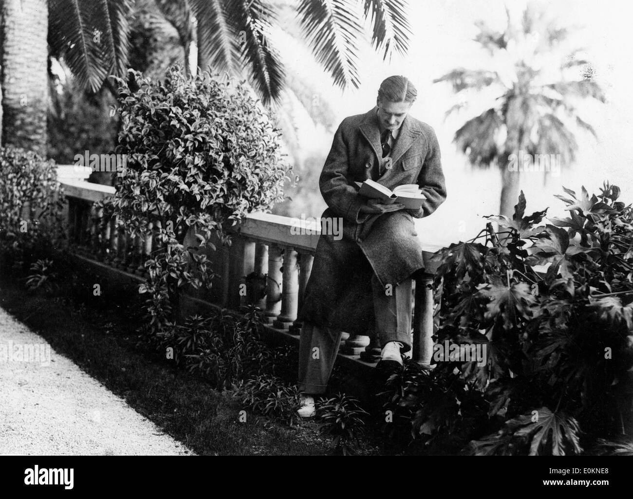 1. Januar 1930 - Datei Foto: um 1930, Ort unbekannt. ANTHONY EDEN sitzt auf einem Felsvorsprung. Stockfoto