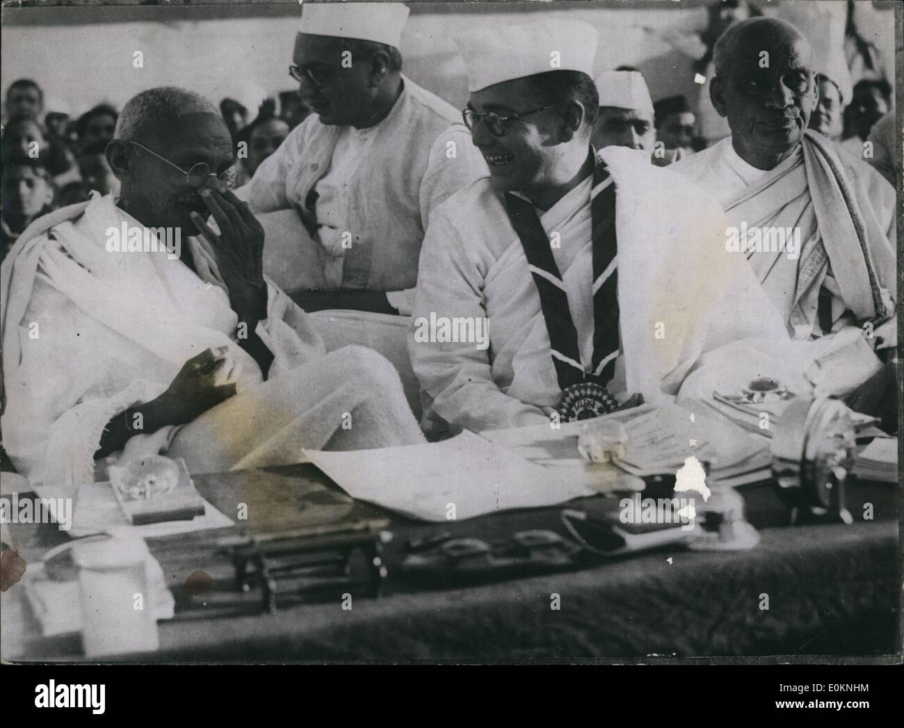 Mai 1931: Mahatma Gandhi: Mahatma Gandhi and Press. Subas Chandra Bose, genießt eine dke während der 51t Indian National com Stockfoto