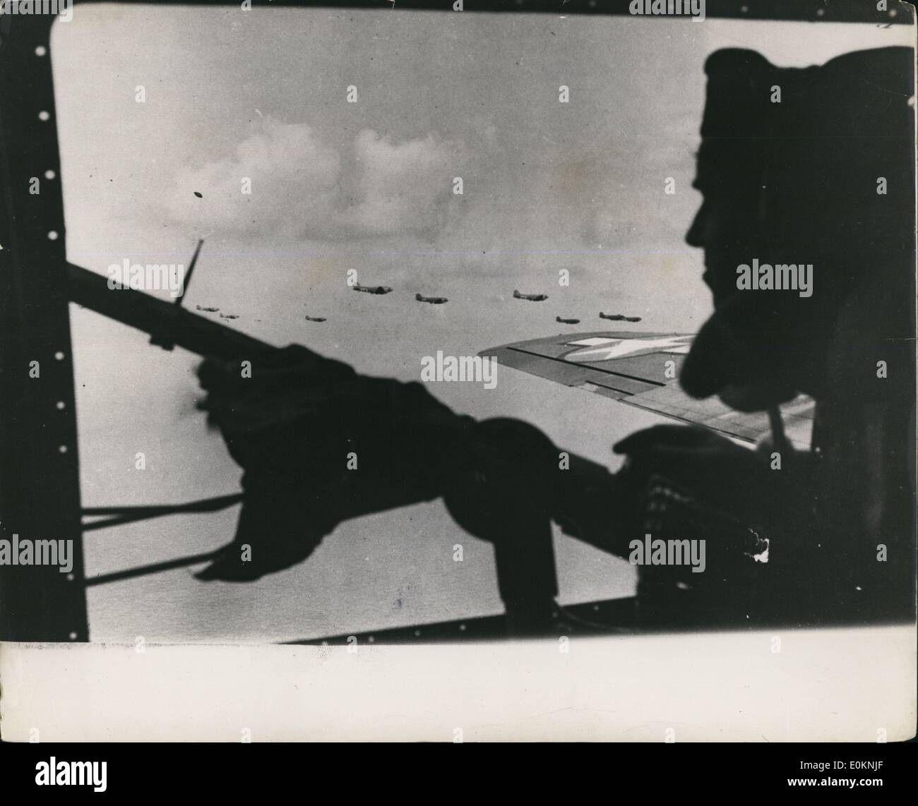 1. Januar 1940 - Verbündete in der Luft Armee landet In Holland. Das Foto zeigt halten Wache aus eines der begleitenden Flugzeuge wie die großen alliierten Luftflotte auf dem Weg für den Angriff auf die Deutschen besetzten Holland beschleunigt. (genaues Datum unbekannt) Stockfoto