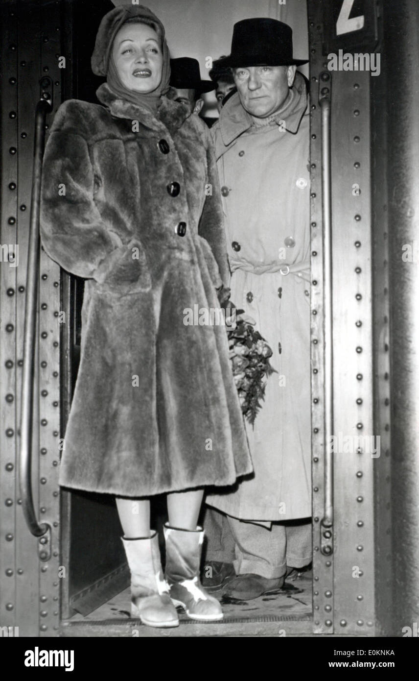 Schauspielerin Marlene Dietrich mit dem Schauspieler Jean Gabin an einem Bahnhof in Paris Stockfoto