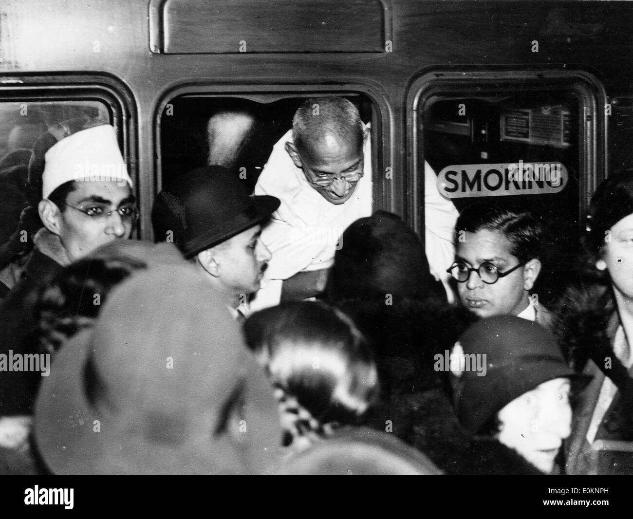 Mahatma Gandhi verlassen Sie den Bahnhof Victoria auf dem Weg nach Paris Stockfoto