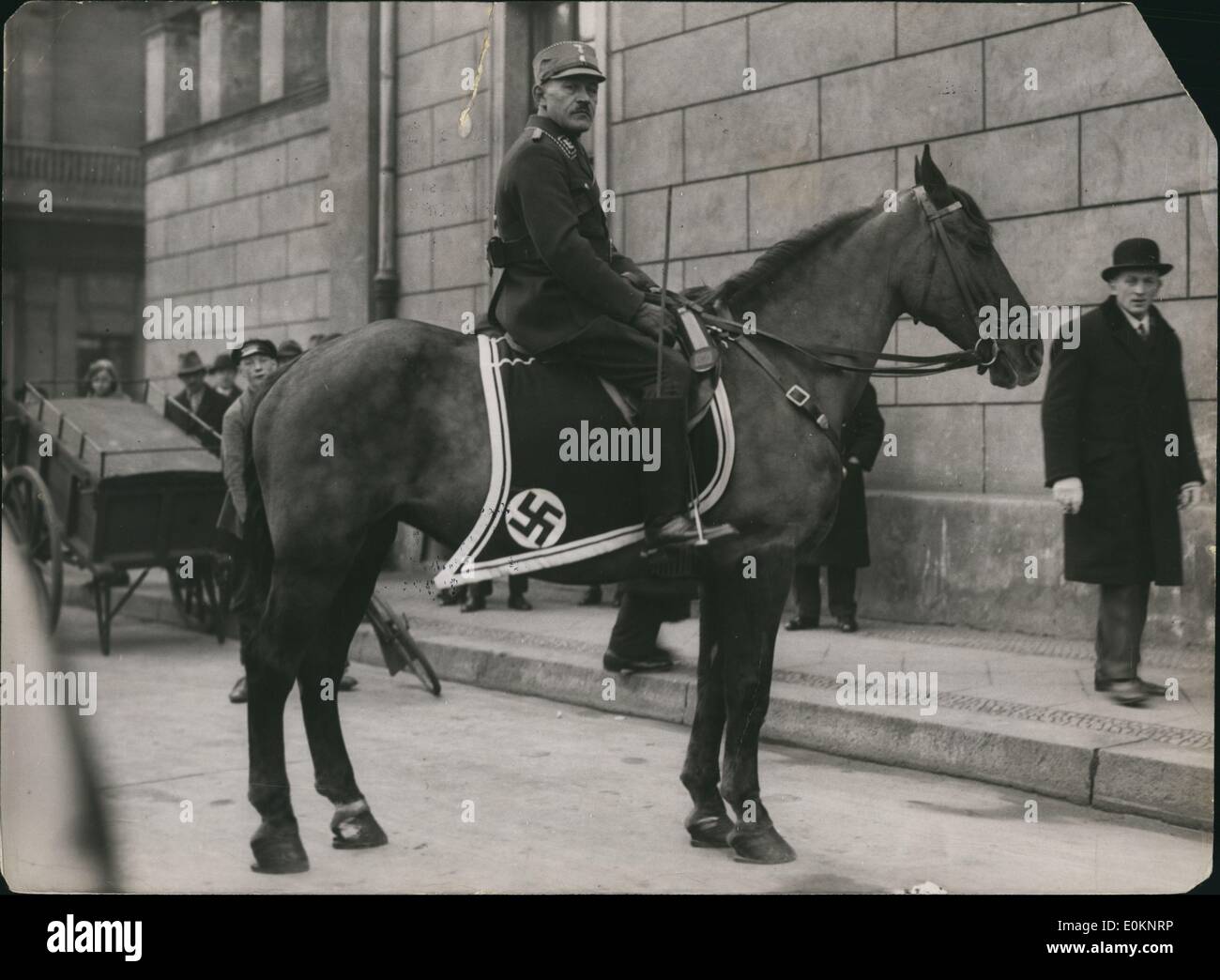 8. August 1932 - Nazi-Mann auf dem Pferd vor dem Reichstag! Bei der ersten Sitzung der Reichstag Menschen zur Kenntnis genommen eines Nazi-Mannes auf dem Pferd mit eine Sammelkiste. Foto zeigt die Naziman auf dem Pferderücken mit der Sammelbox. Stockfoto