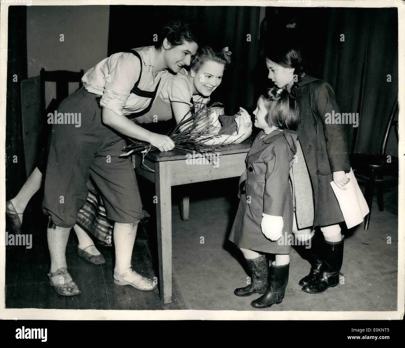 11. November 1932 - Kinder gedreht Weg von LD denn sie hatte keine Eintrittskarten für die Oper: viele Kinder im Alter zwischen 8 und 11, die ging an die Tavistock-Theater zu sehen, die Oper Hänsel und Gretel für ld - abgewiesen wurden, weil sie keine Tickets hatten. Die Show wurde von der Coram Felder und Harmsworth Memorial Foundation gesponsert. Foto zeigt: Hinter den Kulissen Susan Griffiths, im Alter von 5 und Pauline Glaskolben, im Alter von 10, der das Findelkind Open Air School, Bloomsbury, Mary Hughes als '' Hänsel '' und Elizabeth Parry, heute als "Gretel" am Theater bewundern. Stockfoto