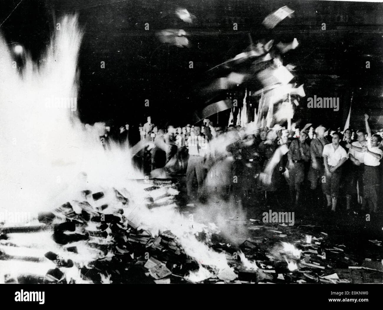 tudenten und andere Nazis gesehen, wie sie "antideutschen" Literatur auf dem riesigen Lagerfeuer werfen Stockfoto