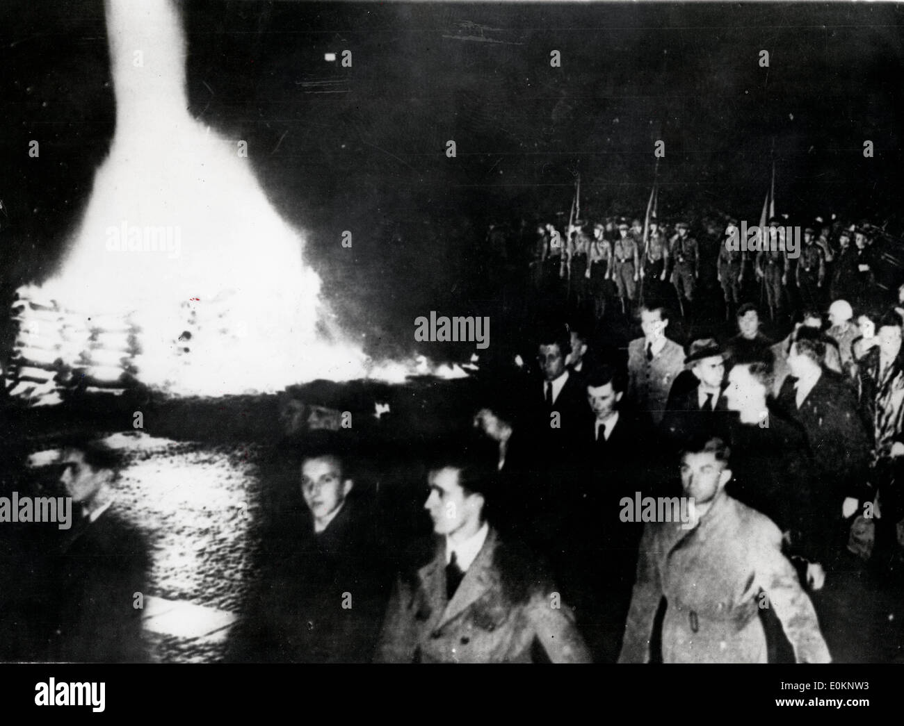 Studenten und NS-gesehen, wie sie "antideutschen" Literatur auf dem riesigen Lagerfeuer werfen Stockfoto