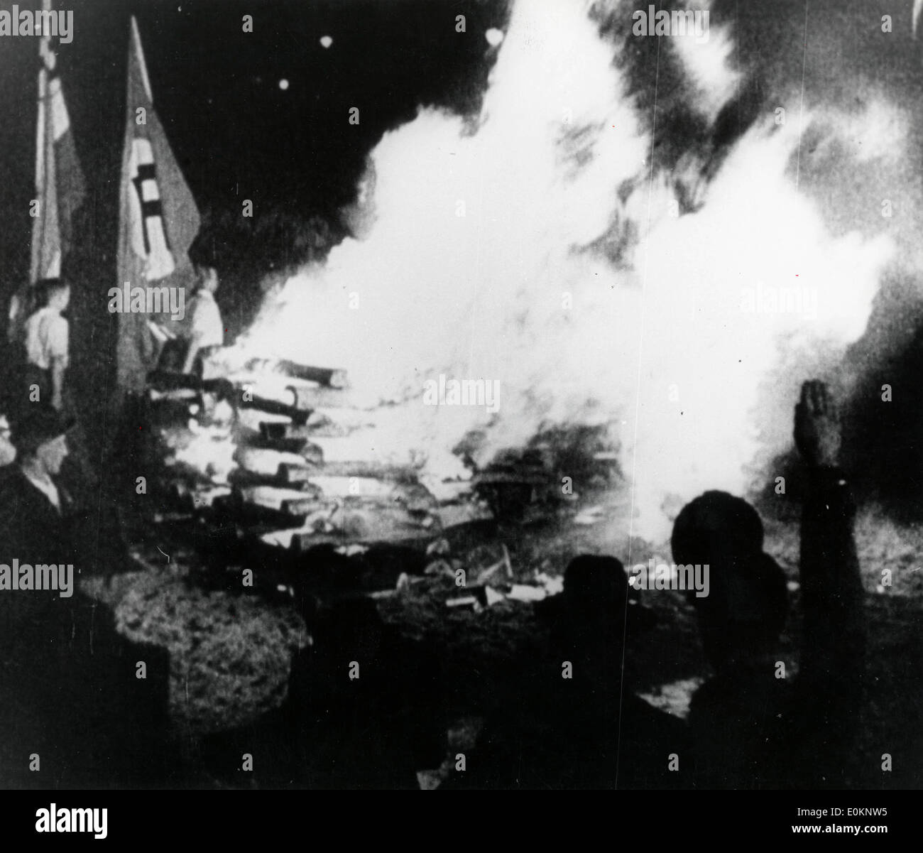 Studenten und andere Nazis gesehen, wie sie "antideutschen" Literatur auf dem riesigen Lagerfeuer werfen Stockfoto