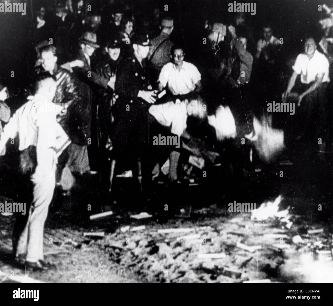 Studenten und NS-gesehen, wie sie "antideutschen" Literatur auf dem riesigen Lagerfeuer werfen Stockfoto