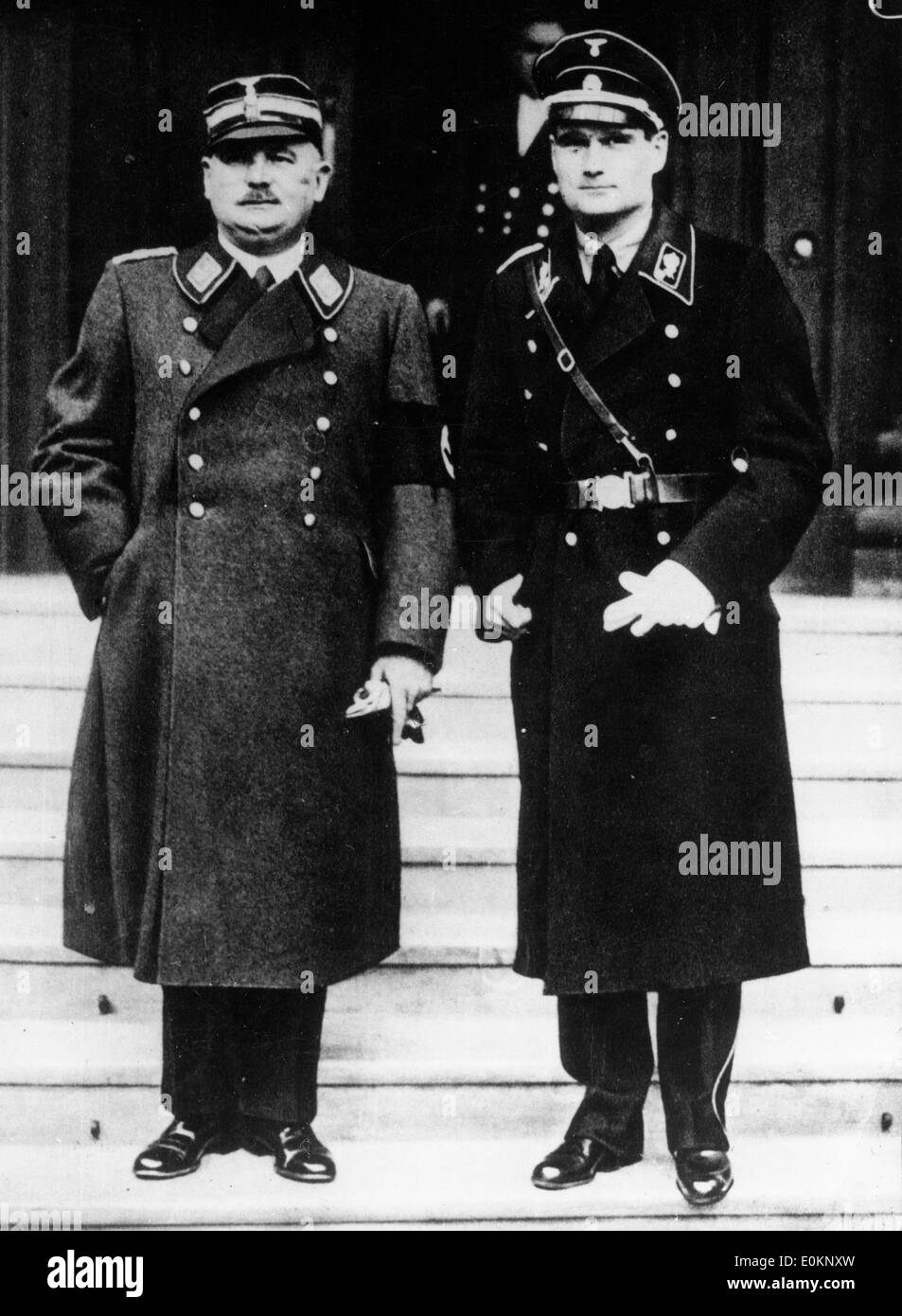 1. Januar 1941 - Deutschland - Datei Foto: ca. 1941, genaue Lage unbekannt. RUDOLPH HESS (rechts) und ERNST ROEHM auf Treppen. Es war in der ganzen Welt gesagt, dass Hitler nur vertrauenswürdigen eines Mannes und Rudolph Hess. Stockfoto