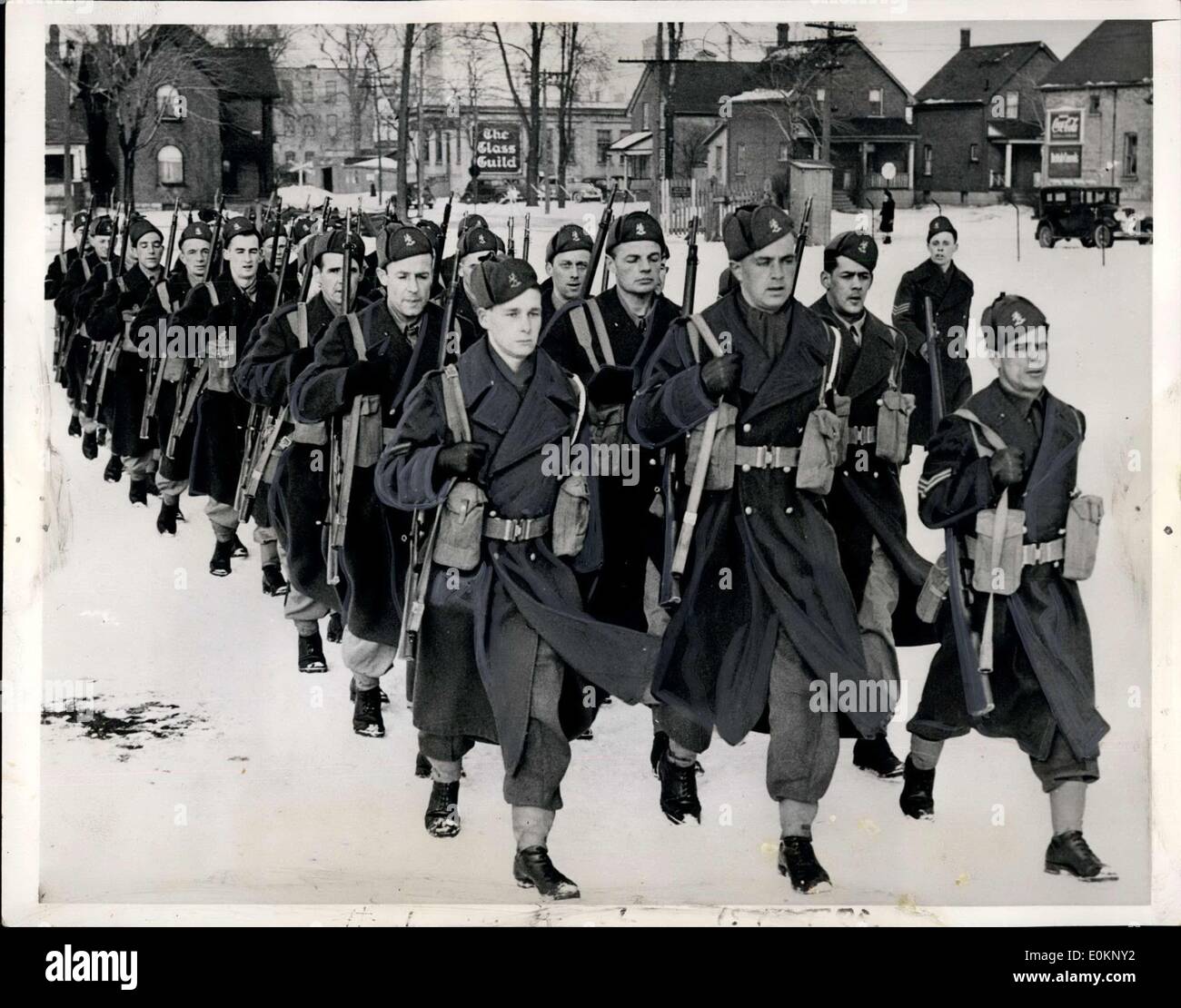 8. Februar 1941 - niederländischen Truppen jetzt Ausbildung in Kanada: Soldaten, Loyal zu der Emigre niederländische Exilregierung in London. Bohren im Hof einer alten Fabrik hier für künftige Übersee Service. Kanadische Armeeoffiziere sind als Ausbilder tätig. Stockfoto