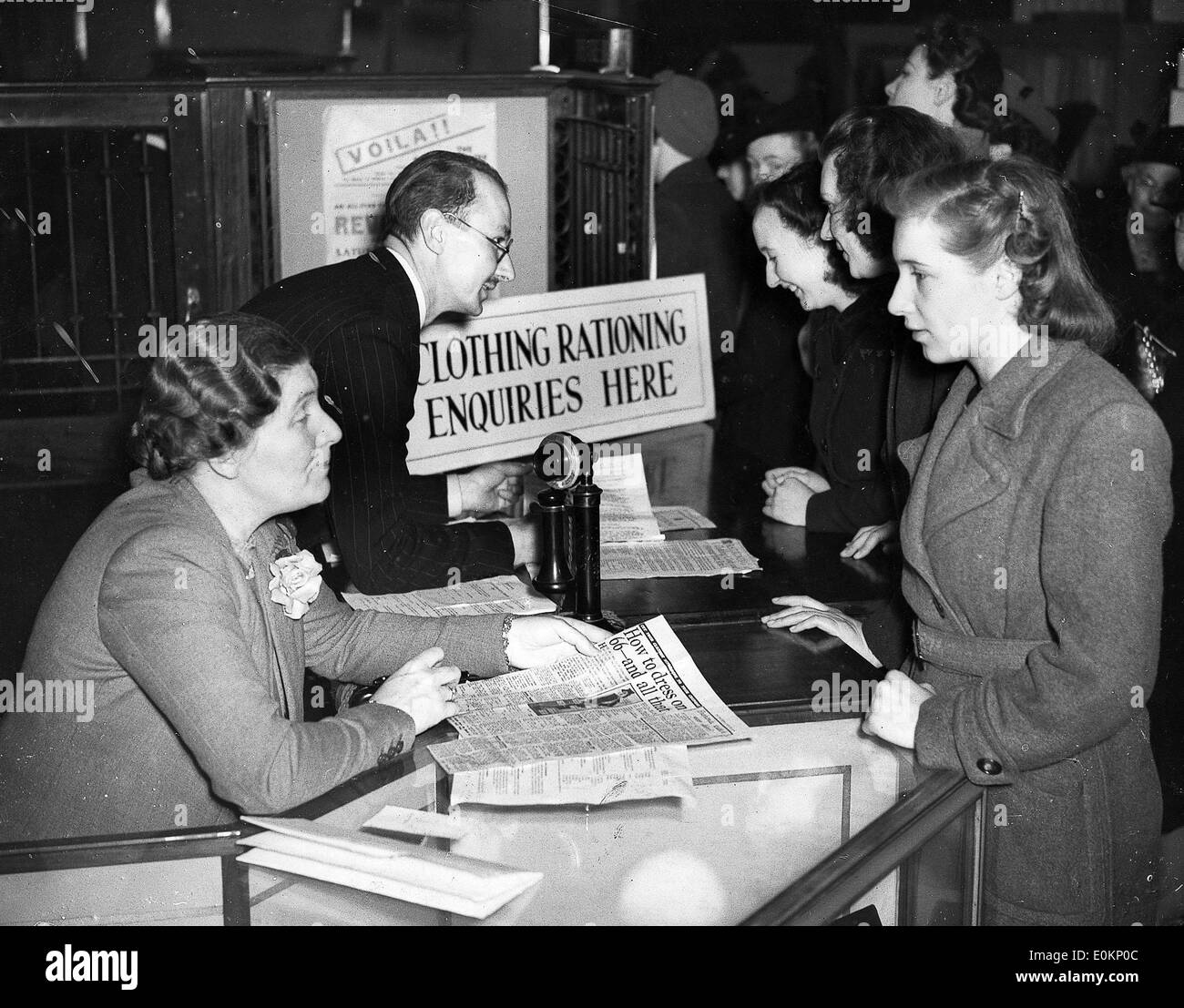 Frau Kleidung Rationierung erkundigt Stockfoto