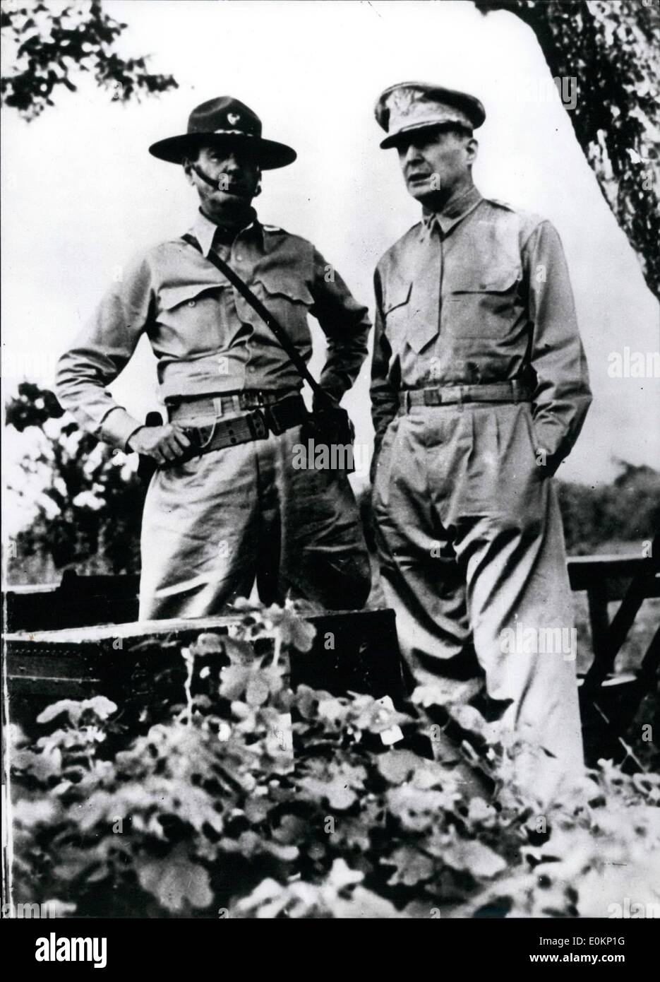 3. März 1942 - MacArthur sagte offensive starten: General MacArthur, Oberbefehlshaber der Alliierten Streitkräfte in der Region Südwest-Pazifik, sagte heute bei Adelaide '' Präsident Roosevelt befahl mir, den Jap-Linien durchbrechen und gehen von Corregidor nach Australien für den Zweck als '' verstehen es, des Organisationskomitees in amerikanischen Offensive gegen die Japaner. Ein primäre Zweck davon ist das Relief der Philippinen. Ich kam durch und ich werde wieder ''. Foto zeigt ein Bild gerade hier angekommen von General MacArthur (rechts) mit Major-Gen Stockfoto