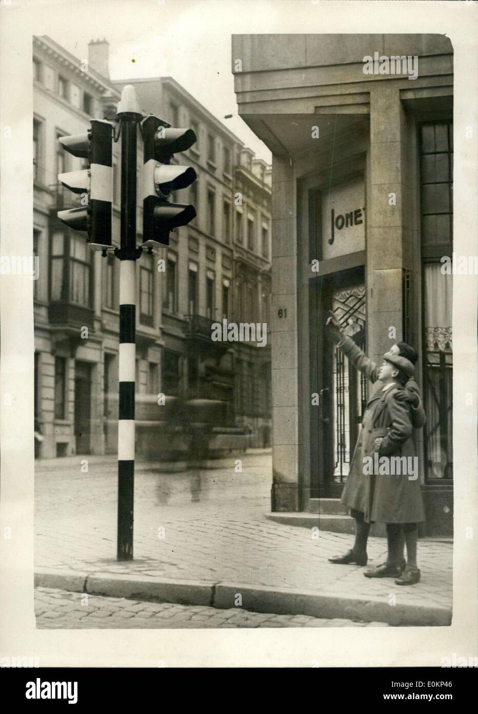 29. November 1933 - prüfen Männer neue Ampel leuchtet in Brüssel Stockfoto