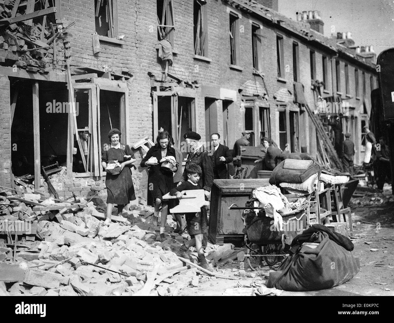 Frau M. Robertson und ihre Familie entfernen von Artikeln aus ihrem zerstörten Haus Stockfoto