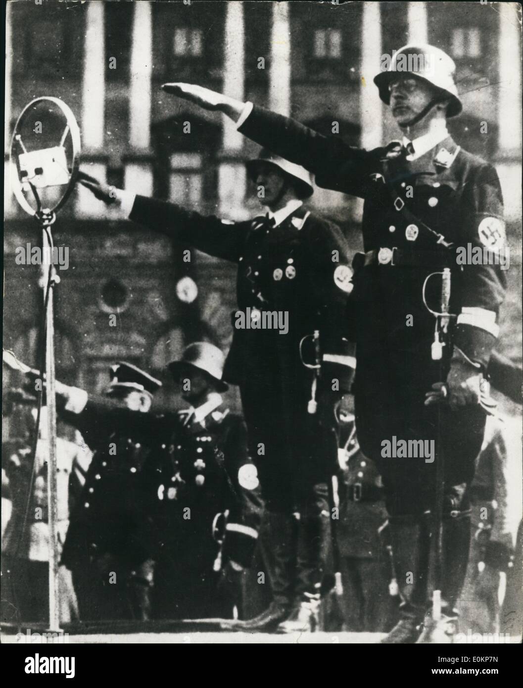 Sept. 09, 1943 - Bild zeigt Heinrich Himmler den Gruß an einen Marsch nimmt Vergangenheit von Sturmtruppen. Später wurde er Chef der deutschen Polizei ernannt. Stockfoto
