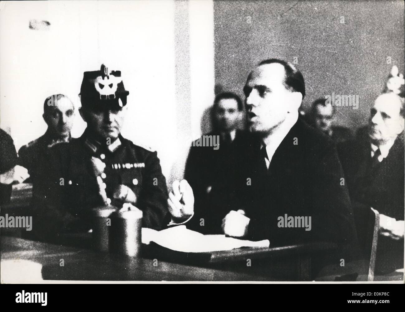 Dez. 00, ist 1944 - abgebildet Helmuth James Graf von Moltke am Volksgerichtshof in Berlin für den Juli 20 Bombenangriffen Plot. Guy Laroche Modelle derzeit Frühjahr-Sommerkollektion 1981 Stockfoto